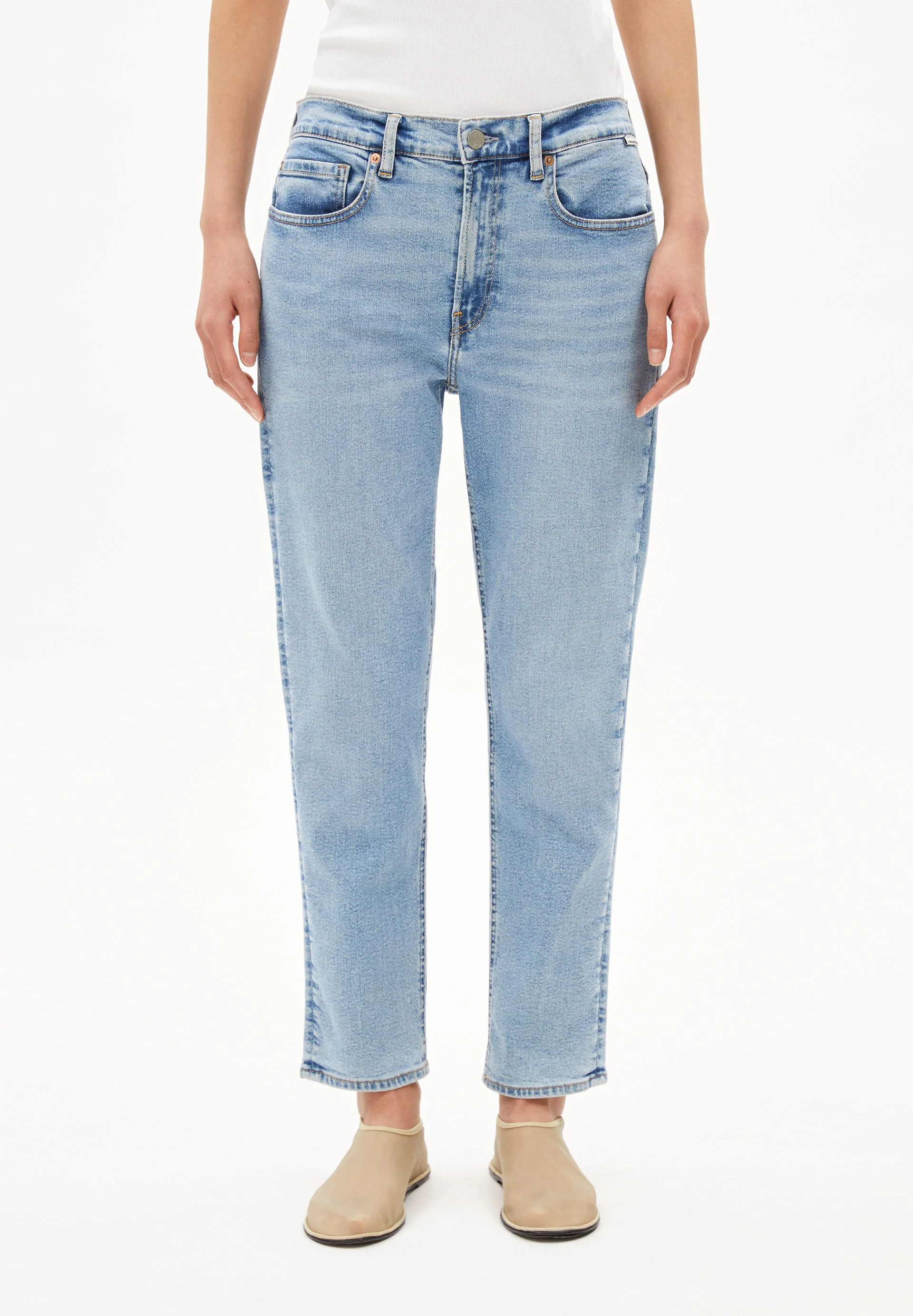 CAYAA TARPA LOW BOYFRIEND JEANS | clear