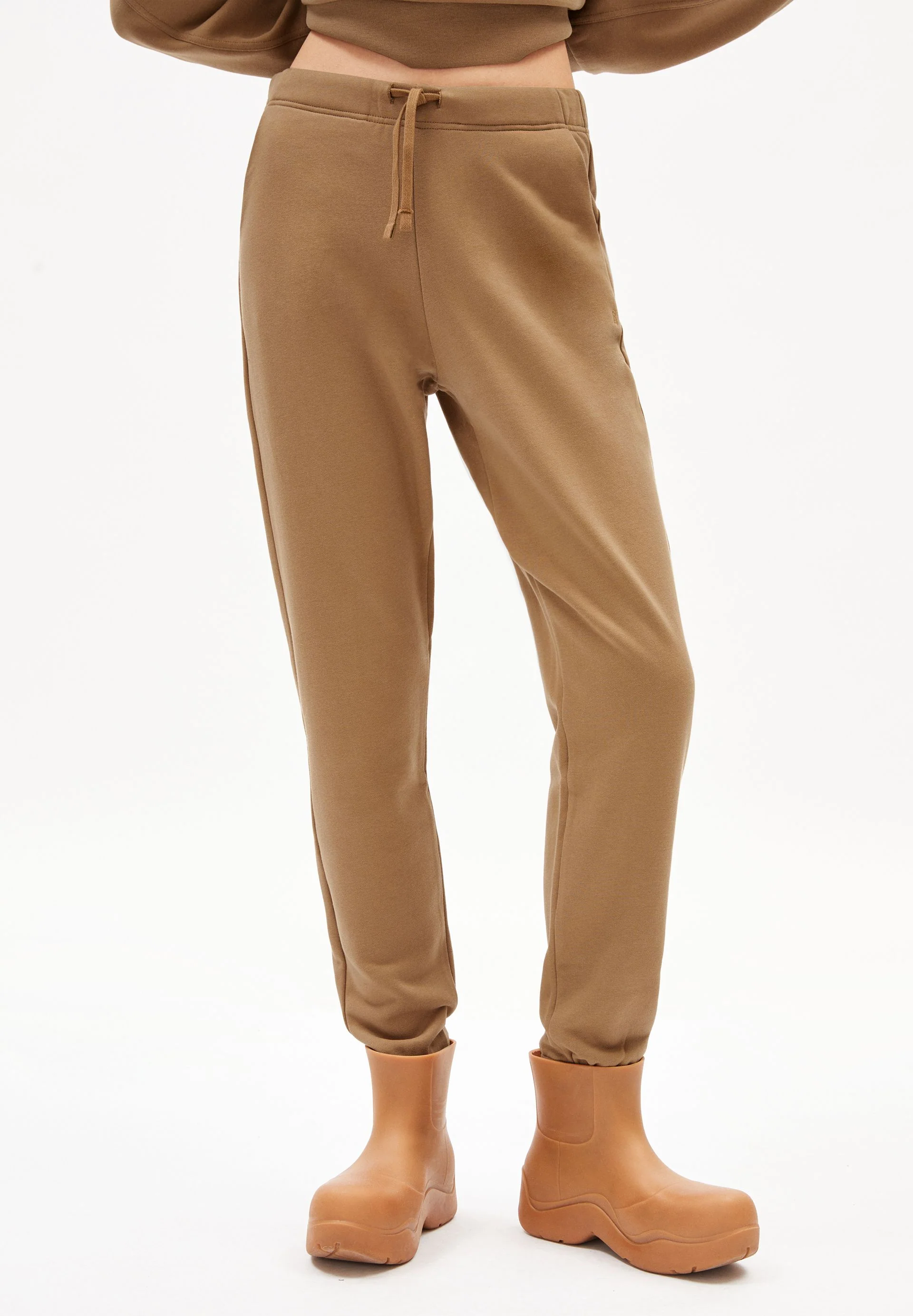 IVAA | smoky almond