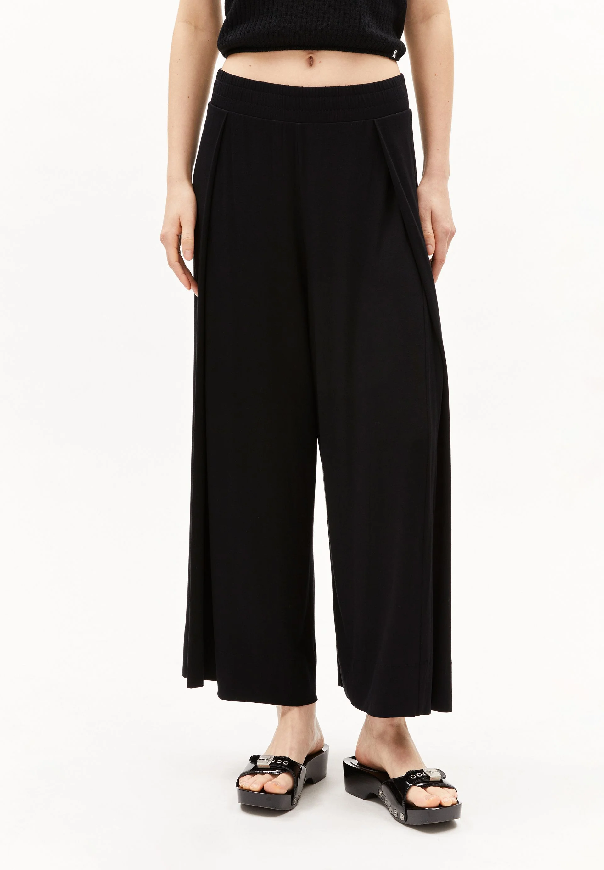 KAARO LINI | black