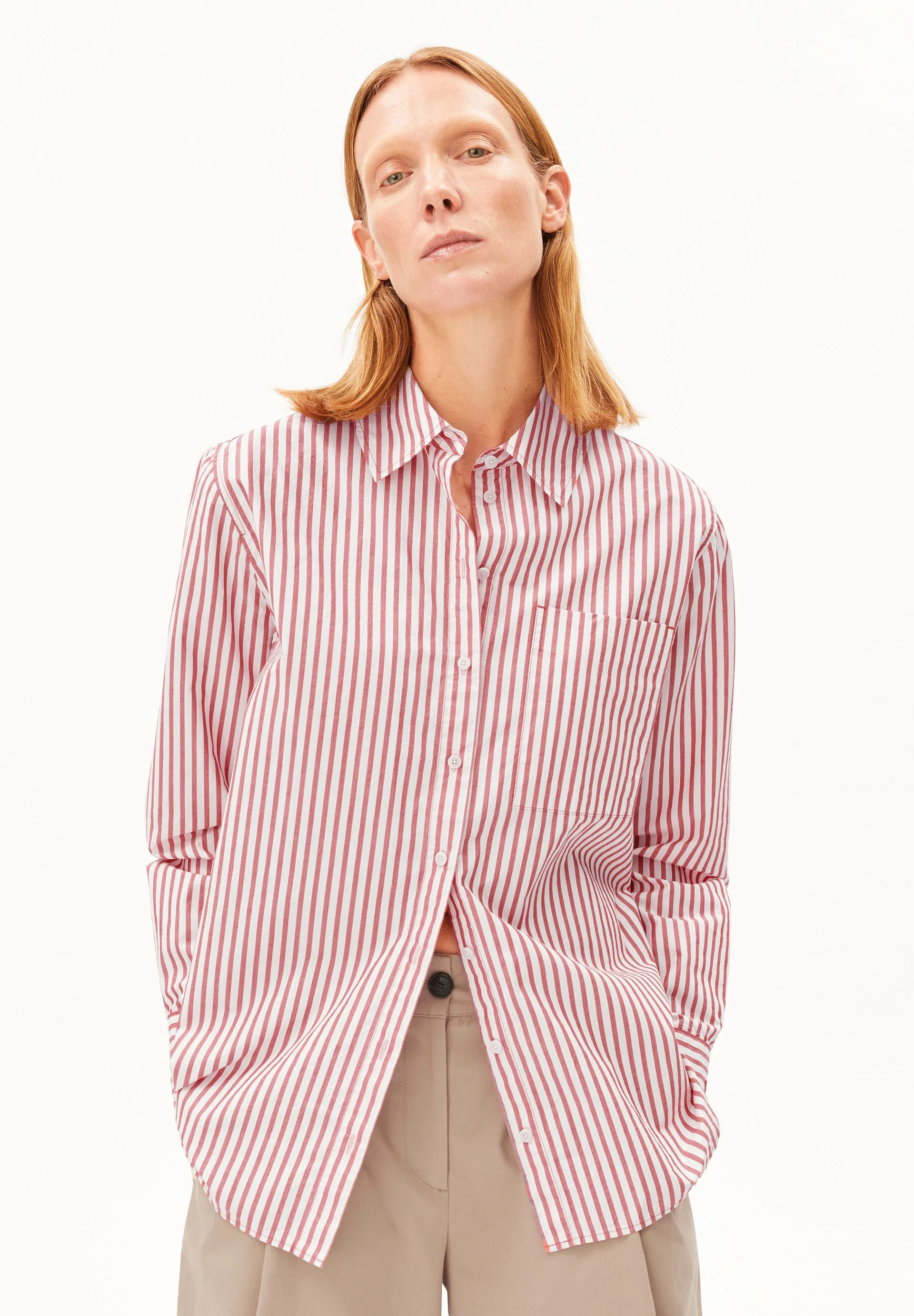 GESTREIFTE WEITE POPLIN BLUSE | oatmilk-mars red