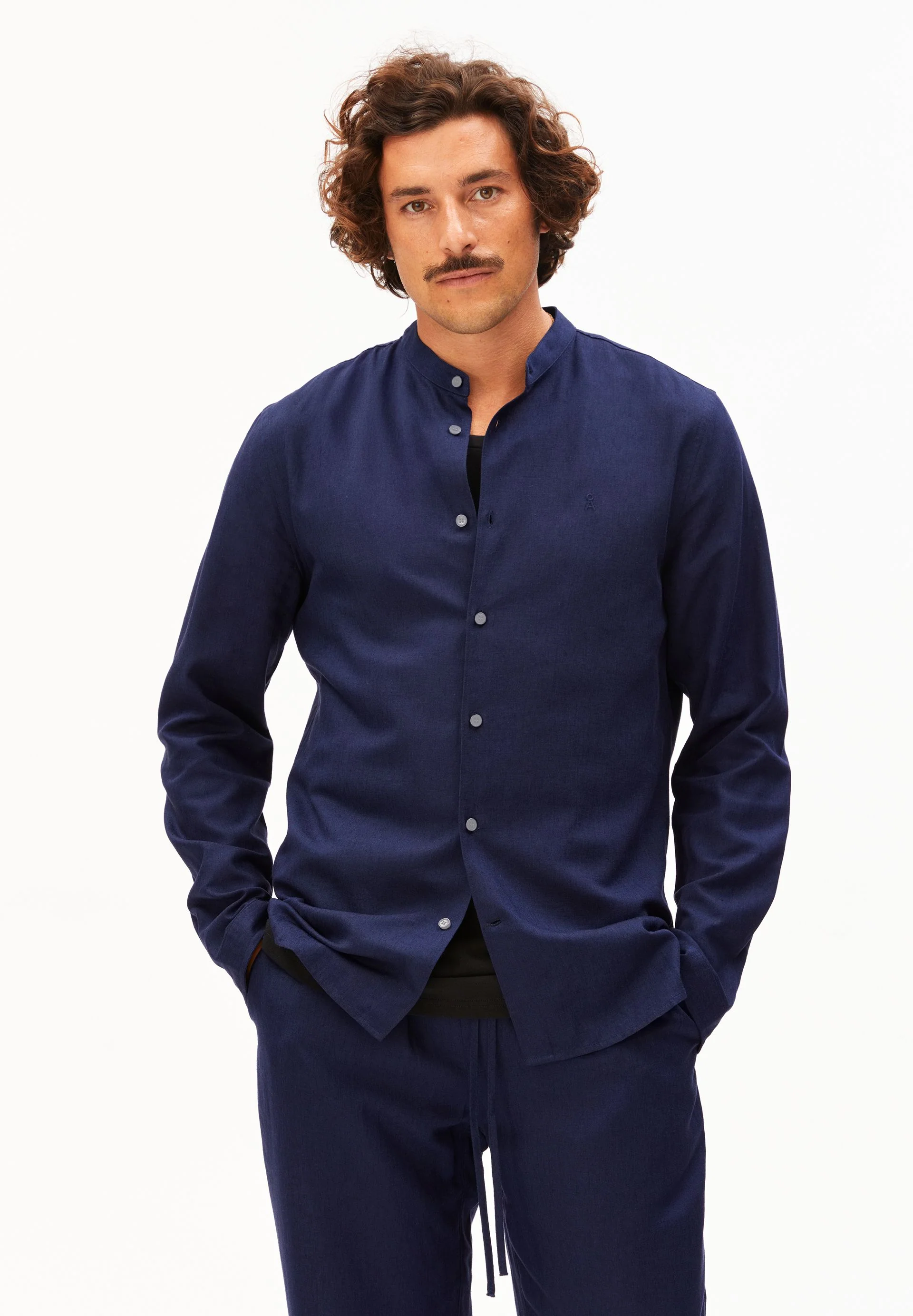 VAALERONIMUS LEINEN-HEMD | tinted navy