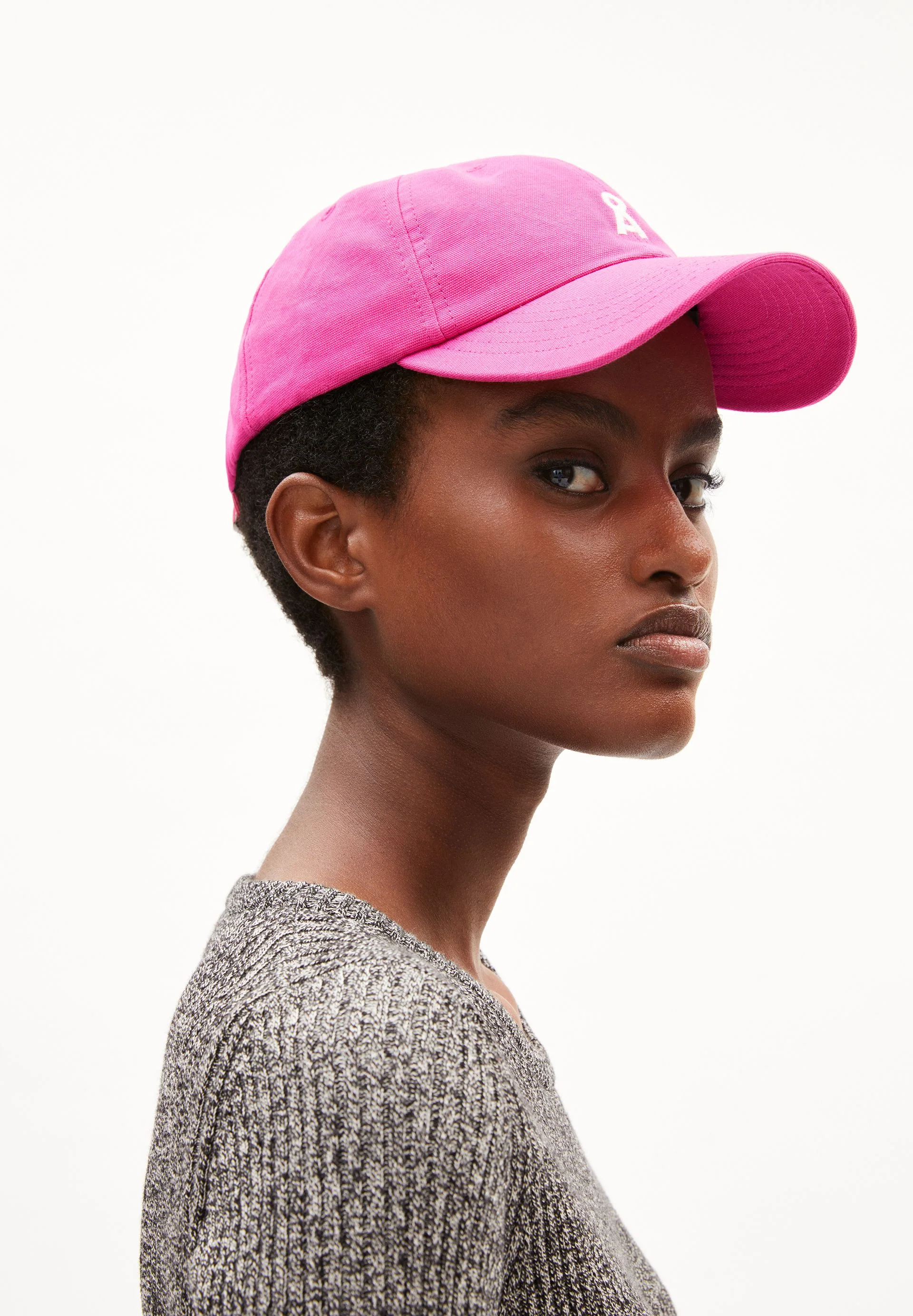 YENAAS BOLD KAPPE | bright raspberry